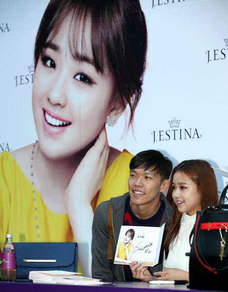 리듬체조 요정 손연재가 소공동 롯데백화점 본점 앞에서 제이에스티나 핸드백 매장 리뉴얼 오픈을 기념해 열린 팬사인회 및 포토 이벤트에 참석해 팬들과 기념사진을 찍고 있다. 연합뉴스