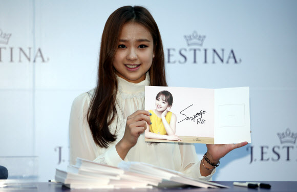 리듬체조 요정 손연재가 26일 오후 서울 중구 소공동 롯데백화점 본점 앞에서 제이에스티나 핸드백 매장 리뉴얼 오픈을 기념해 열린 팬사인회 및 포토 이벤트에 참석해 자신의 사인을 들어보이고 있다. 연합뉴스