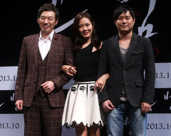 26일 오후 서울 강남구 신사동 CGV 압구정에서 열린 영화 ’공범’제작보고회에서 배우 김갑수(왼쪽부터), 손예진, 국동석 감독이 포즈를 취하고 있다. 연합뉴스