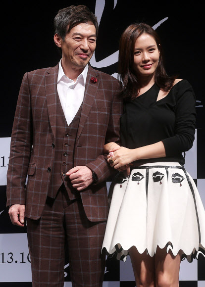 26일 오후 서울 강남구 신사동 CGV 압구정에서 열린 영화 ’공범’제작보고회에서 배우 김갑수(왼쪽부터), 손예진이 포즈를 취하고 있다. 연합뉴스