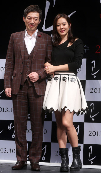 26일 서울 강남구 신사동 CGV 압구정에서 열린 영화 ’공범’제작보고회에서 배우 김갑수(왼쪽)와 손예진이 포즈를 취하고 있다.  연합뉴스