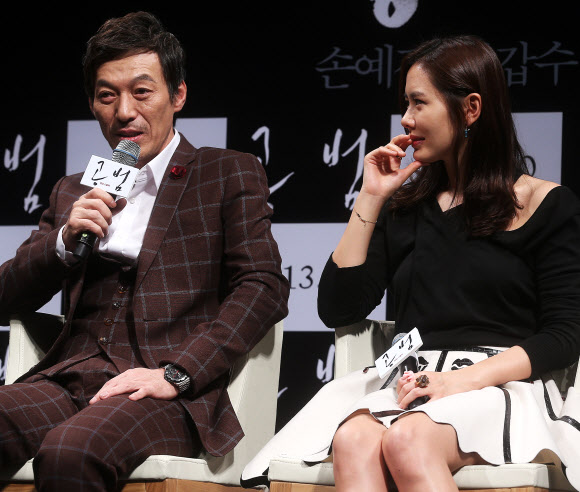 26일 오후 서울 강남구 신사동 CGV 압구정에서 열린 영화 ’공범’제작보고회에서 배우 손예진이 질문에 답하는 김갑수를 바라보고 있다. 연합뉴스