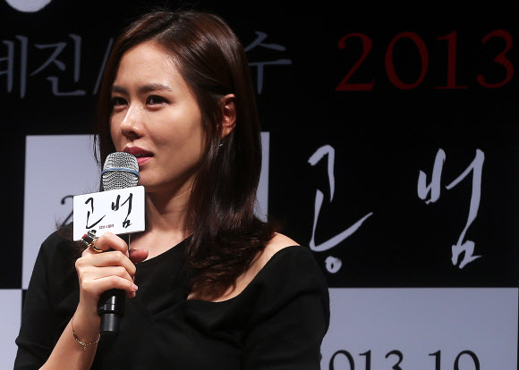 26일 오후 서울 강남구 신사동 CGV 압구정에서 열린 영화 ’공범’제작보고회에서 배우 손예진이 질문에 답하고 있다. 연합뉴스