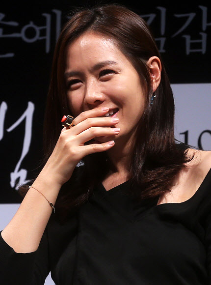 26일 오후 서울 강남구 신사동 CGV 압구정에서 열린 영화 ’공범’제작보고회에서 배우 손예진이 환하게 웃고 있다.  연합뉴스