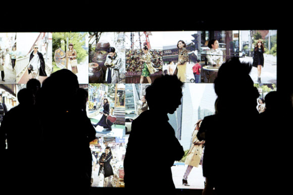 영국을 대표하는 브랜드 버버리는 지난 26일 오후 서울 성수동 대림창고에서 ‘버버리 아트 오브 더 트렌치 서울’ 론칭행사를 열었다. 연합뉴스