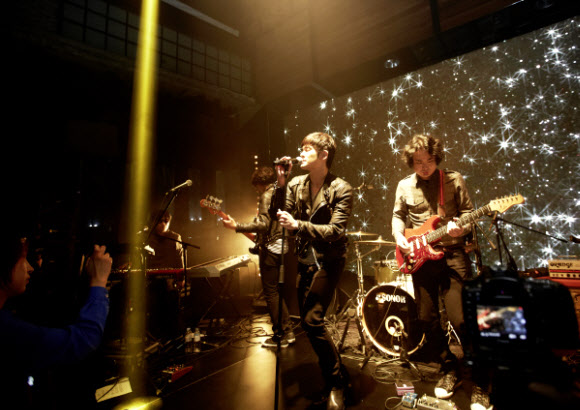 영국을 대표하는 브랜드 버버리는 지난 26일 오후 서울 성수동 대림창고에서 ‘버버리 아트 오브 더 트렌치 서울’ 론칭행사를 개최, 장기하와 얼굴들이 행사에서 공연을 하고 있다. 연합뉴스