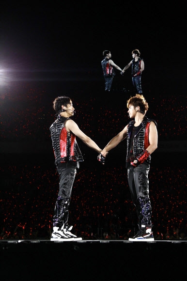 동방신기가 17일 일본 요코하마의 닛산 스타디움에서 열린 ‘동방신기 LIVE TOUR 2013 ~TIME~’의 피날레 공연에서 멋진 퍼포먼스를 선보이고 있다. <br>SM 엔터테인먼트 제공