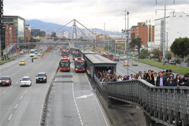 지난 27일 오전 보고타 시내 트란스밀레니오 정류장에서 시민들이 밖으로 나오는 모습. 중앙차로를 이용하는 지상철 역할을 하는 트렁크버스는 현재 보고타 시내를 연결하는 대동맥 역할을 한다.