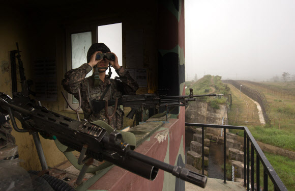 육군 3사단 장병이 안개 낀 비무장지대(DMZ)를 쌍안경으로 바라보고 있다. 2013년 가을 강원도 철원군 중부전선. 연합뉴스