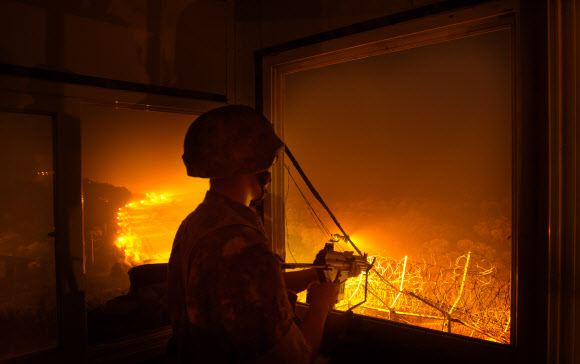 야간 경계 근무에 나선 육군 6사단 장병이 비무장지대(DMZ)를 바라보고 있다. 2013년 가을 강원도 철원군 중부전선. 연합뉴스