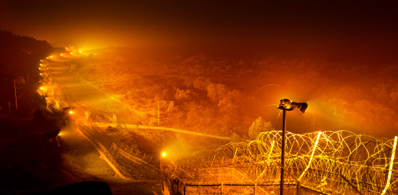철원평야 비무장지대(DMZ)의 밤. 2013년 가을 강원도 철원군 중부전선. 연합뉴스