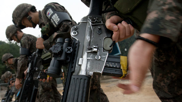 야간 경계 근무를 앞두고 총기에 실탄을 넣는 육군 6사단 장병. 2013년 가을 강원도 철원군 중부전선.  연합뉴스