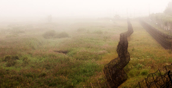 안개 낀 철원평야 비무장지대(DMZ). 2013년 가을 강원도 철원군 중부전선 연합뉴스