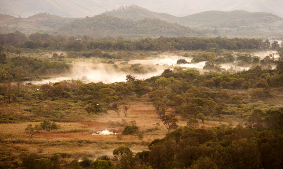 철원평야 비무장지대(DMZ)의 아침. 2013년 가을 강원도 철원군 중부전선. 연합뉴스