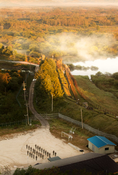 철원평야 비무장지대(DMZ)의 아침 점호. 2013년 가을 강원도 철원군 중부전선. 연합뉴스