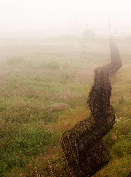 안개 낀 철원평야 비무장지대(DMZ). 2013년 가을 강원도 철원군 중부전선. 연합뉴스