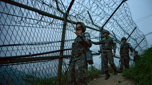 육군 6사단 장병이 야간 철책 점검을 하고 있다. 2013년 가을 강원도 철원군 중부전선.  연합뉴스
