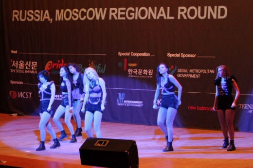 28일(현지시간) 러시아 모스크바 국립경영대에서 열린 ‘K팝 커버댄스 페스티벌’ 지역 본선에서 한 참가팀이 한국 아이돌의 춤을 따라 추고 있다. 서울신문과 러시아 한국문화원이 공동 주관한 행사에서는 러시아 전역에서 참가를 신청한 340개 팀 가운데 예선을 통과한 30개 팀이 치열한 경쟁을 펼쳤다. 이날 300여명의 팬들이 행사장에 들어오지 못해 밖에서 애타게 발을 굴렀을 정도로 K팝 열기는 뜨거웠다. 서울신문은 오는 10월 5일 경북 경주시 예술의전당에서 ‘2013 K팝 커버댄스 페스티벌’ 전 세계 결선대회를 개최한다.<br>모스크바 연합뉴스