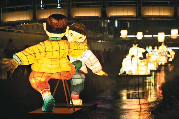 30일 도봉 등 축제에서 조선 시대 생활상을 담아 한지로 만든 등이 은은하게 빛나고 있다.<br><br>도봉구 제공