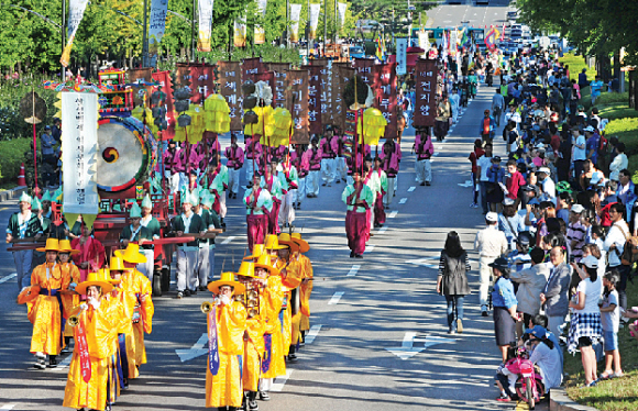 지난해 한성백제문화제의 백미로 평가받은 역사문화거리 행렬이 관람객들로 북적이고 있다.<br><br>송파구 제공
