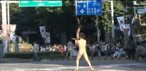 2008년 강의석씨 알몸 시위 당시 모습. / 강의석 유튜브