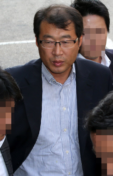 1일 오후 내란음모 사건으로 구속영장이 청구된 김근래 도당 부위원장이 영장실질심사를 위해 수원지법으로 들어서고 있다.  연합뉴스