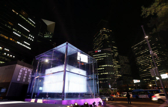 2일 오후 서울 강남역 엠스테이지(M-Stage) 광장에서 현대자동차가 설치한 예술 조형물 ‘브릴리언트 큐브(Brilliant Cube)’의 제막식이 진행되고 있다.  연합뉴스