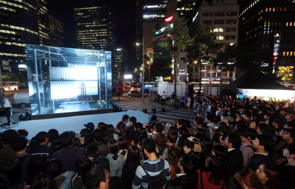 2일 오후 서울 강남역 엠스테이지(M-Stage) 광장에서 시민들이 ‘현대차, 브릴리언트 큐브(Brilliant Cube) 제막식’을 관람하고 있다. 연합뉴스