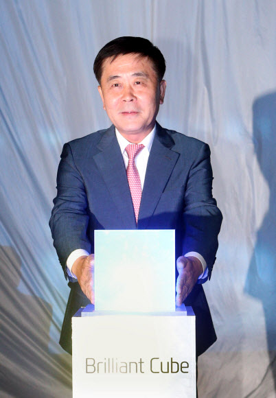 2일 오후 서울 강남역 엠스테이지(M-Stage) 광장에서 열린 ‘현대차, 브릴리언트 큐브(Brilliant Cube) 제막식’에서 곽진 현대차 전무가 큐브를 올려 놓는 제막 퍼포먼스를 하고 있다. 연합뉴스