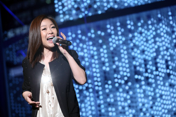 가수 박정현이 2일 오후 서울 강남역 엠스테이지(M-Stage) 광장에서 열린 ‘현대차, 브릴리언트 큐브(Brilliant Cube) 제막식’에서 공연을 선보이고 있다. 연합뉴스