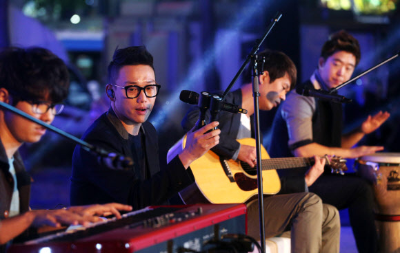 밴드 십센치(10cm)가 2일 오후 서울 강남역 엠스테이지(M-Stage) 광장에서 열린 ‘현대차, 브릴리언트 큐브(Brilliant Cube) 제막식’에서 공연을 선보이고 있다.  연합뉴스