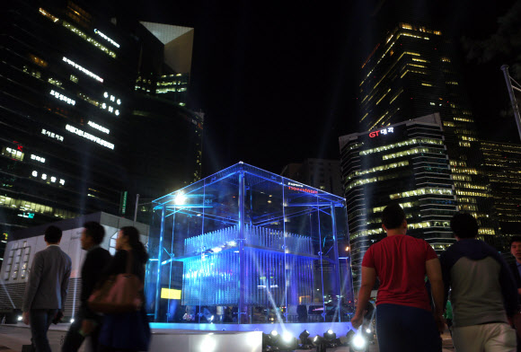 2일 오후 서울 강남역 엠스테이지(M-Stage) 광장에서 시민들이 현대자동차가 설치한 예술 조형물 ‘브릴리언트 큐브(Brilliant Cube)’ 앞을 지나고 있다. 연합뉴스