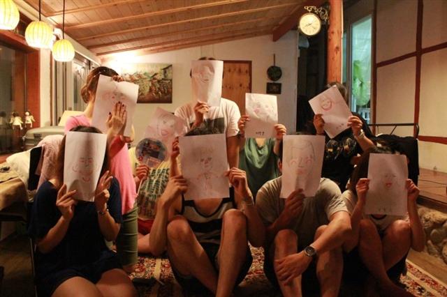 1인 가구가 한데 모여 거주지를 공유하는 소셜하우징 ‘우주’(Woozoo) 3호점 입주자들이 지난여름 단체로 그림 그리기를 한 뒤 기념 사진을 찍고 있다.  우주 제공