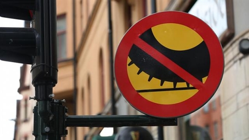 스웨덴 스톡홀름의 혼스가탄 도로에 내걸린 스노타이어 장착 금지 표지판. 스노타이어가 아스팔트를 부식시켜 도심 미세먼지 농도를 높이기 때문이다.<br>EBS 제공