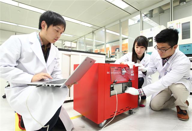 LG화학 대전 기술연구원의 연구원들이 가정용 에너지저장장치(ESS)를 검사하고 있다. LG 제공