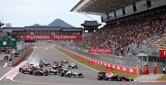 6일 오후 전남 영암군 코리아 인터내셔널 서킷(KIC)에서 열린 포뮬러 원(F1) 코리아 그랑프리 대회 결승전에서 머신들이 굉음을 내며 질주하고 있다.  연합뉴스