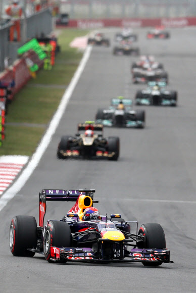 6일 오후 전남 영암군 코리아 인터내셔널 서킷(KIC)에서 열린 포뮬러 원(F1) 코리아 그랑프리 대회 결승전에서 예선 1위를 기록한 제바스티안 페텔(레드불)이 선두를 달리고 있다. 연합뉴스