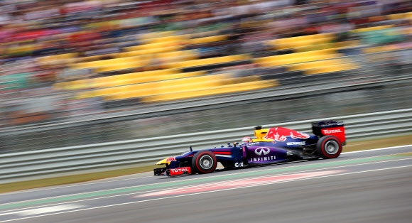 6일 오후 전남 영암 코리아 인터내셔널 서킷에서 열린 ‘2013 F1 코리아 그랑프리’ 결승에서 제바스티안 페텔(독일·레드불)이 질주하고 있다.  연합뉴스