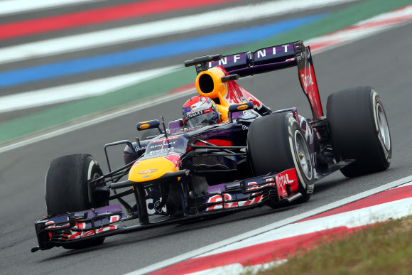 6일 오후 전남 영암 코리아 인터내셔널 서킷에서 열린 ‘2013 F1 코리아 그랑프리’ 결승에서 제바스티안 페텔(독일·레드불)이 질주하고 있다.  연합뉴스