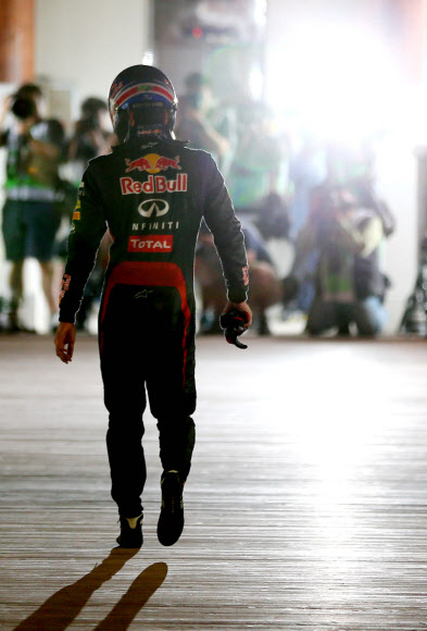 마크 웨버(레드불)가 6일 오후 전남 영암군 코리아 인터내셔널 서킷(KIC)에서 열린 포뮬러 원(F1) 코리아 그랑프리 대회 결승전 도중 사고가 발생해 중도에 경기를 포기한 뒤 취재진의 카메라 셰레를 받으며 퇴장하고  있다.  연합뉴스