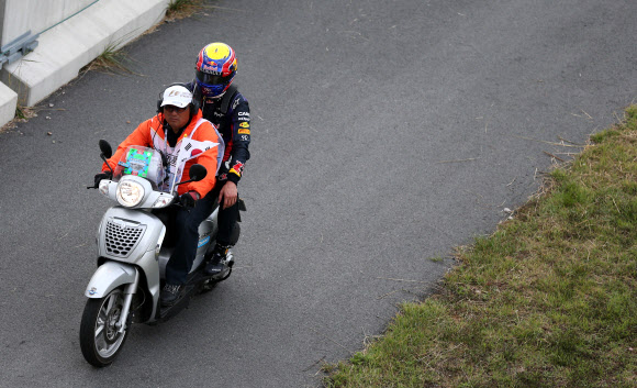 마크 웨버(레드불)가 6일 오후 전남 영암군 코리아 인터내셔널 서킷(KIC)에서 열린 포뮬러 원(F1) 코리아 그랑프리 대회 결승전 도중 사고가 발생해 중도에 경기를 포기한 뒤 오토바이를 타고 퇴장하고 있다.  연합뉴스