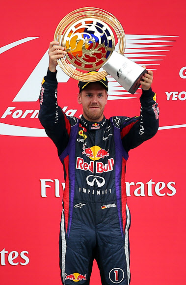 제바스티안 페텔(레드불)이 6일 오후 전남 영암군 코리아 인터내셔널 서킷(KIC)에서 열린 포뮬러 원(F1) 코리아 그랑프리 대회 결승전에서 우승을 차지한 뒤 트로피를 들고 환호하고 있다.  연합뉴스