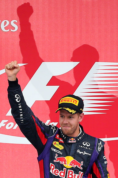 제바스티안 페텔(레드불)이 6일 오후 전남 영암군 코리아 인터내셔널 서킷(KIC)에서 열린 포뮬러 원(F1) 코리아 그랑프리 대회 결승전에서 우승을 차지한 뒤 수상대에 올라 환호하고 있다. 연합뉴스