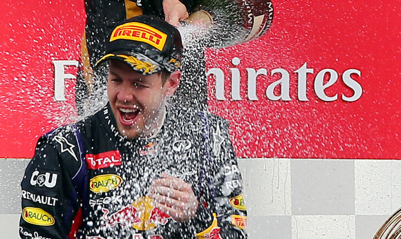 제바스티안 페텔(레드불)이 6일 오후 전남 영암군 코리아 인터내셔널 서킷(KIC)에서 열린 포뮬러 원(F1) 코리아 그랑프리 대회 결승전에서 우승을 차지한 뒤 시상대에 올라 샴페인을 맞고 있다. 연합뉴스