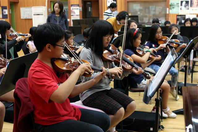 경기 군포시 꿈의 오케스트라에 참여하고 있는 학생들이 선생님의 지휘에 맞춰 바이올린을 연주하고 있다. 문화예술교육진흥원 제공 