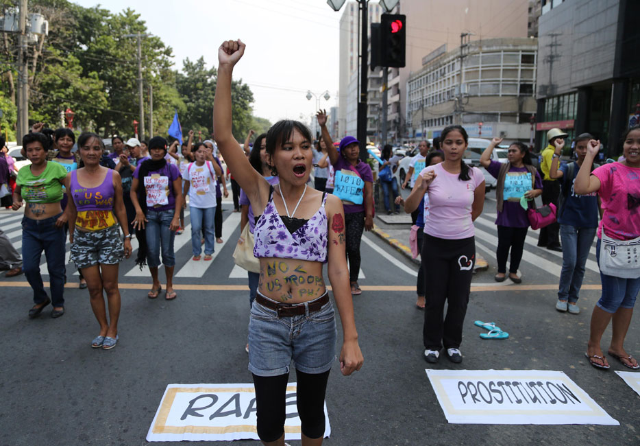 필리핀 여성들이 10일(현지시간) 마닐라 주재 미국 대사관 인근에서 존 케리 미 국무장관의 필리핀 방문을 반대하는 ‘춤’ 시위를 벌이고 있다. AP/뉴시스