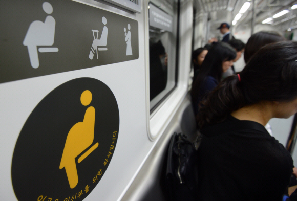 “임신부석은 양보하세요”  임산부의 날인 10일 서울 지하철 6호선 열차 좌석 한쪽에 ‘임신부를 위한 좌석’이라는 스티커가 붙어 있다. 보건복지부는 이날 임산부를 배려하는 문화를 확산시키기 위한 캠페인을 벌이며 10월 중에 기존 노약자석과 별도로 수도권 전철 1~8호선의 차량 1대당 2석을 임신부 배려석으로 지정한다고 밝혔다.<br>도준석 기자 pado@seoul.co.kr