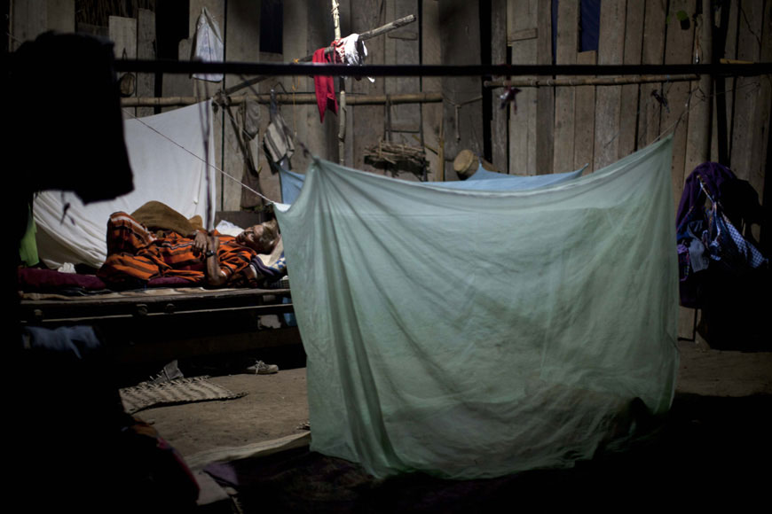 52명의 자녀를 둔 아샤닌카부족 장로가 자신의 집에서 누워 잠을 청하고 있다. AP/뉴시스