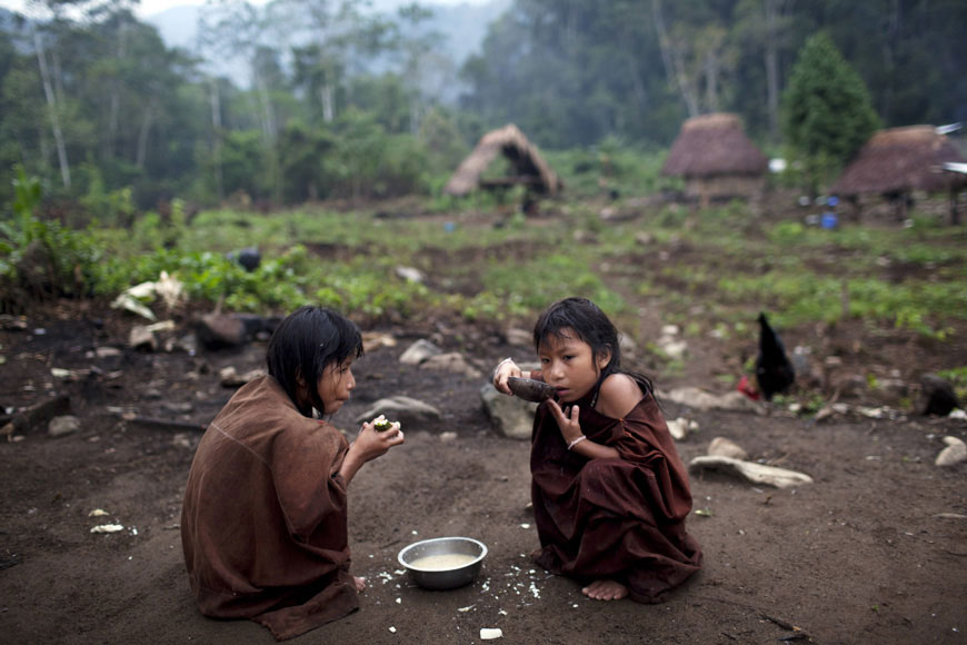 아샤닌카부족 어린이들이 아침으로 생선수프를 먹고 있다. AP/뉴시스