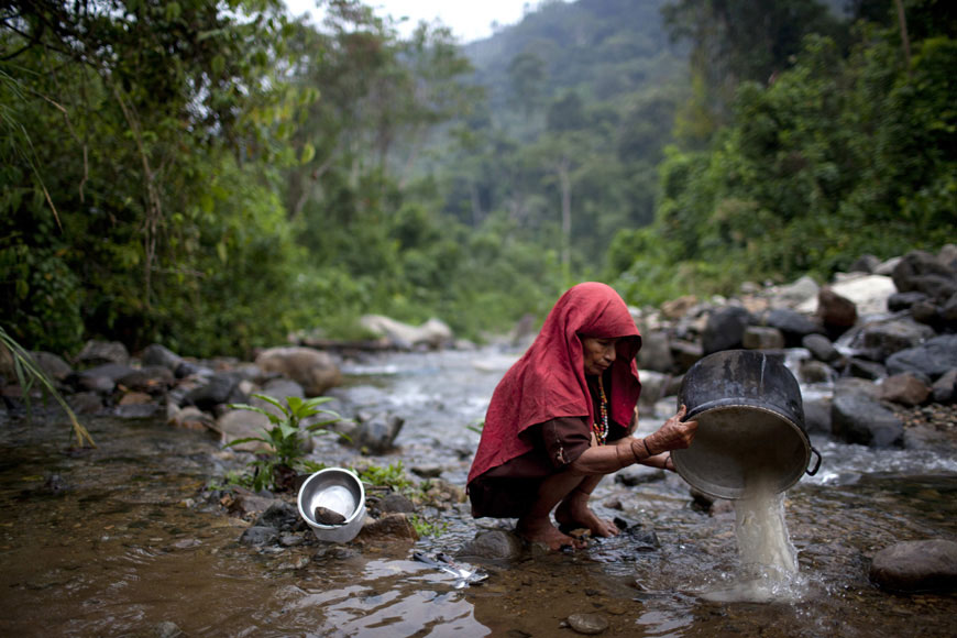 아샤닌카부족 여자가 냄비를 씻고있다. AP/뉴시스
